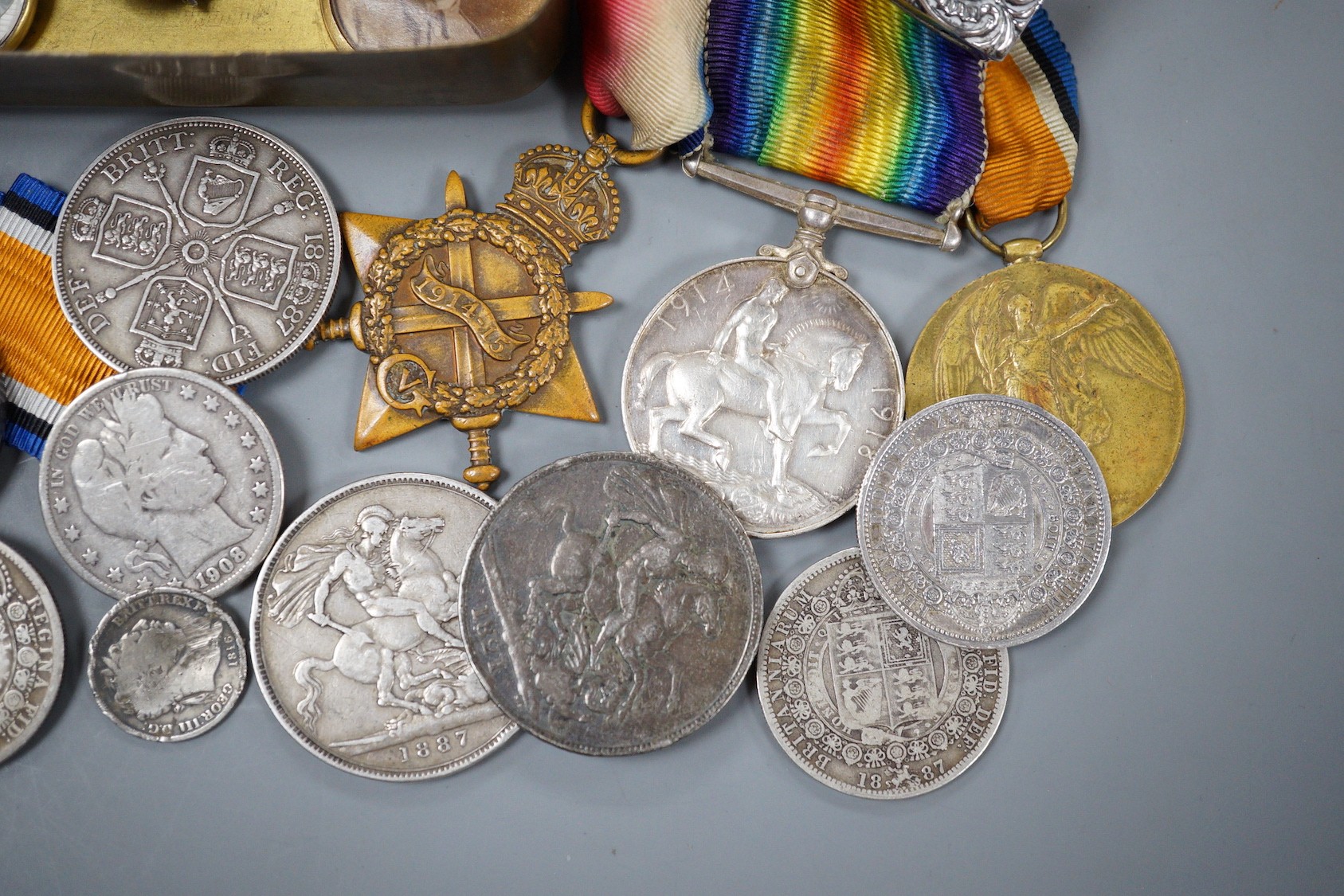 A WW1 trio to 323 Gnr. R. T. Morris RFA, two single WW1 medals one to Pte. S. Read R. Sussex, cap badges and assorted coinage including 1821, 1887 crowns, 1887 half crown, etc.